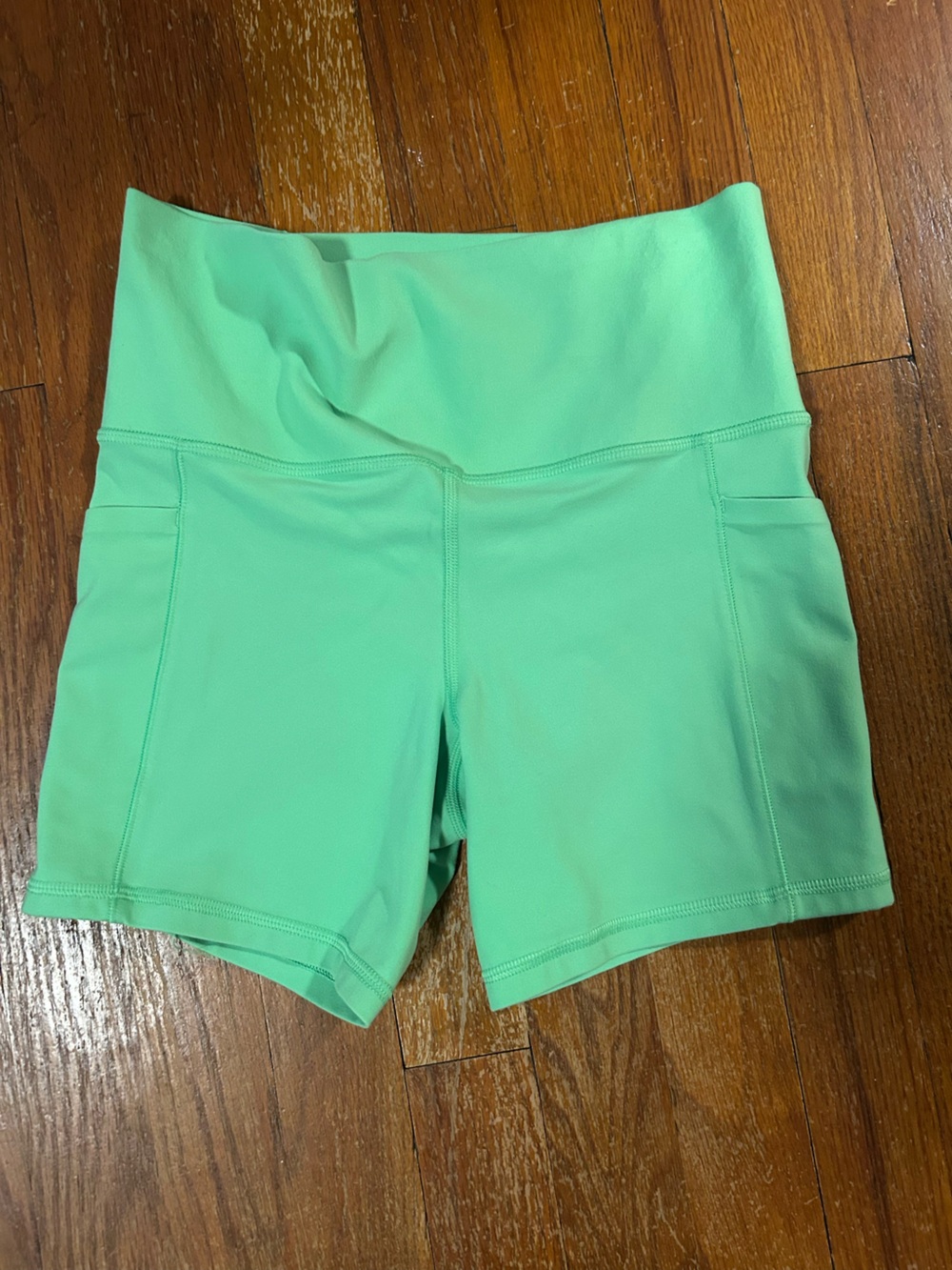 Athleta salutation stash 5 inch Shorts